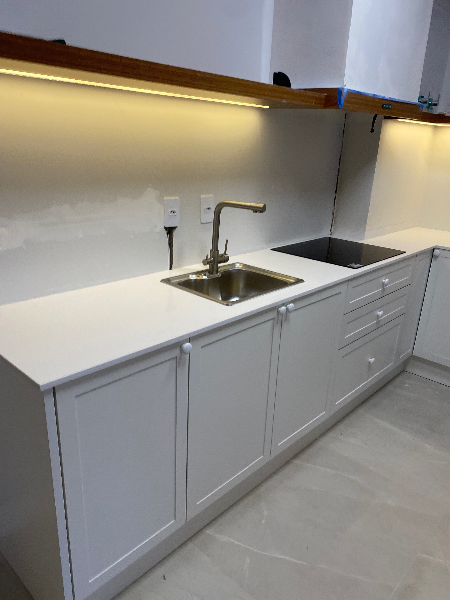 Bancada de cozinha em quartzo branco com cuba inox