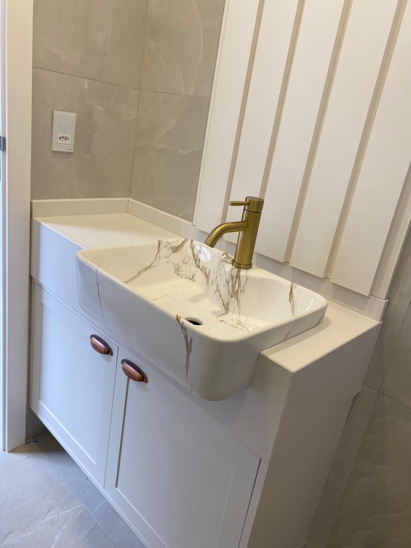 Lavabo com cuba esculpida em mármore